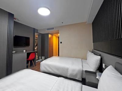bedroom 2 - hotel hennessy - hong kong, hong kong