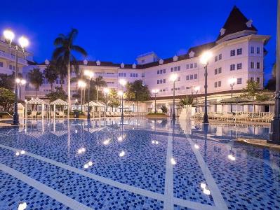 outdoor pool - hotel hong kong disneyland - hong kong, hong kong