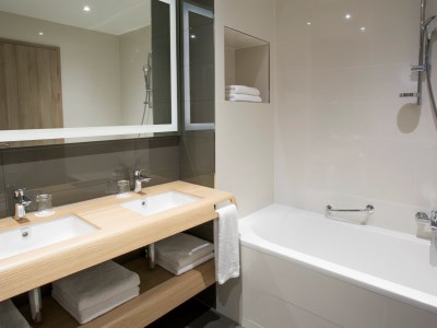 bathroom - hotel sheraton dubrovnik riviera - mlini, croatia