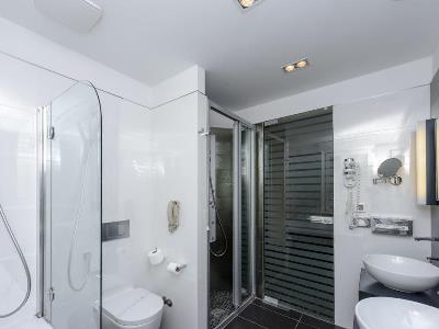 bathroom 1 - hotel lapad - dubrovnik, croatia