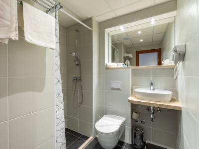 bathroom 1 - hotel komodor - dubrovnik, croatia