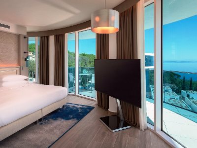 bedroom 1 - hotel hilton rijeka costabella beach resort - rijeka, croatia