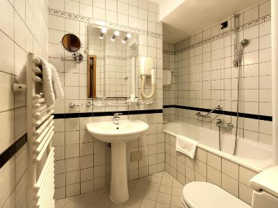 bathroom - hotel grand hotel bonavia - rijeka, croatia