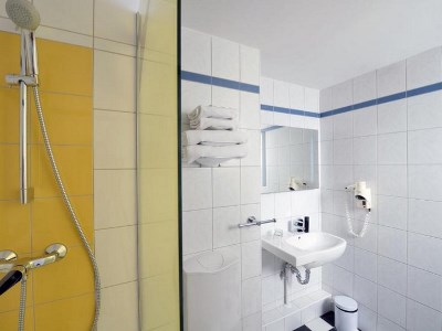 bathroom - hotel ibis styles budapest city - budapest, hungary