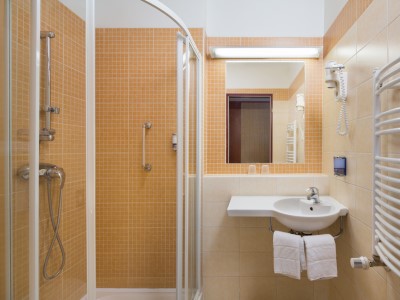 bathroom 1 - hotel benczur - budapest, hungary
