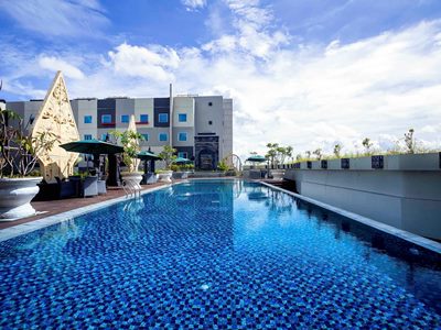 outdoor pool - hotel grand mercure yogyakarta adi sucipto - yogyakarta, indonesia
