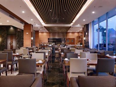 restaurant - hotel harper mangkubumi - yogyakarta, indonesia