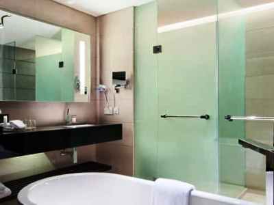 bathroom - hotel hilton bandung - bandung, indonesia