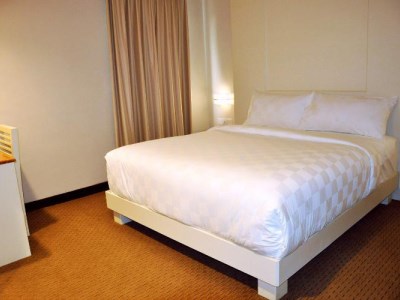 bedroom 3 - hotel beverly hotel batam - batam, indonesia