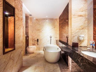 bathroom - hotel swiss-belhotel harbour bay - batam, indonesia