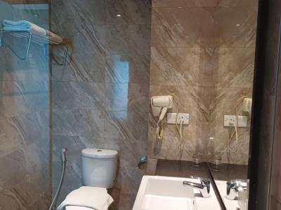 bathroom - hotel king's hotel batam - batam, indonesia