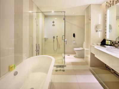bathroom - hotel ciputra cibubur by swiss-belhotel intl - bekasi, indonesia