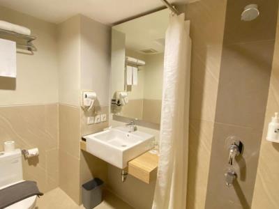 bathroom - hotel swiss belcourt bogor - bogor, indonesia