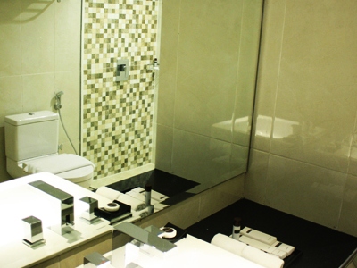 bathroom - hotel crown prince - surabaya, indonesia