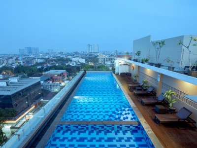outdoor pool - hotel swiss-belinn gajah mada medan - medan, indonesia