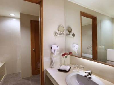 bathroom - hotel aryaduta palembang - palembang, indonesia