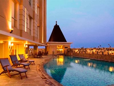 outdoor pool - hotel novotel semarang - semarang, indonesia