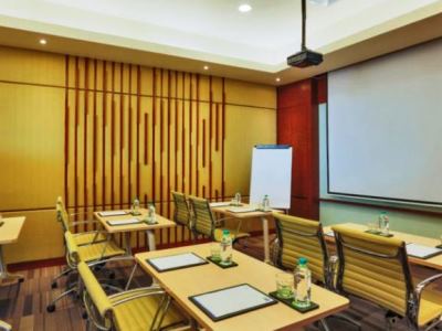 conference room - hotel holiday inn express simpang lima - semarang, indonesia
