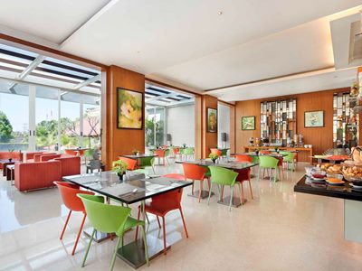 breakfast room 1 - hotel ibis styles solo - surakarta, indonesia