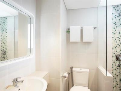bathroom - hotel zest parang raja solo by swiss-belhotel - surakarta, indonesia