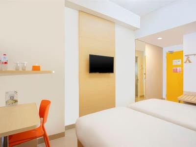 bedroom 6 - hotel zest parang raja solo by swiss-belhotel - surakarta, indonesia