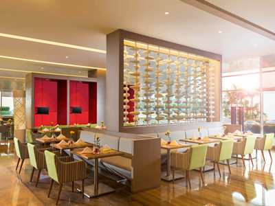 restaurant - hotel novotel tangerang - tangerang, indonesia