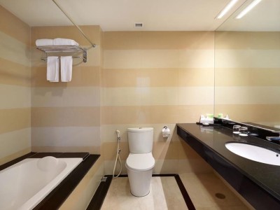 bathroom - hotel swiss-belhotel maleosan manado - manado, indonesia
