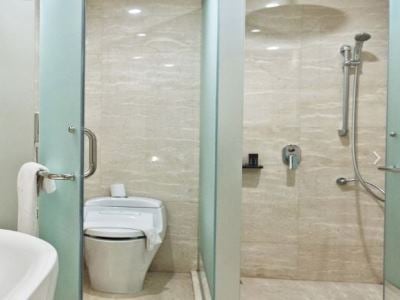 bathroom - hotel melia makassar - makassar, indonesia