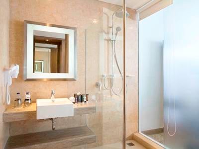 bathroom - hotel novotel makassar grand shayla - makassar, indonesia