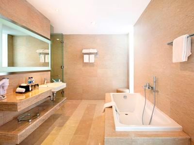 bathroom 1 - hotel novotel makassar grand shayla - makassar, indonesia