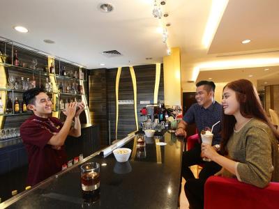 bar - hotel swiss-belhotel makassar - makassar, indonesia