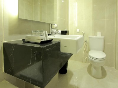 bathroom - hotel swiss-belinn malang - malang, indonesia