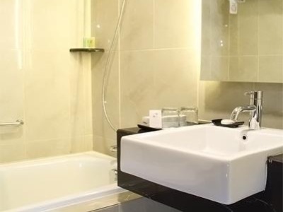 bathroom 1 - hotel swiss-belinn malang - malang, indonesia