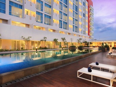 outdoor pool - hotel swiss-belinn malang - malang, indonesia