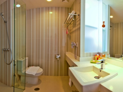 bathroom - hotel harris hotel and conventions - malang, indonesia