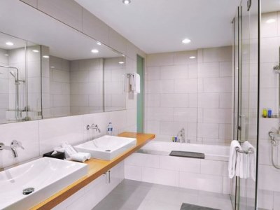 bathroom - hotel aston anyer beach hotel - anyer, indonesia