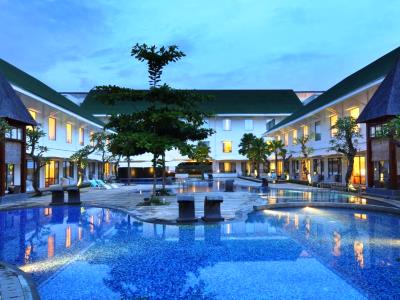 outdoor pool - hotel novotel banjarmasin airport - banjarmasin, indonesia