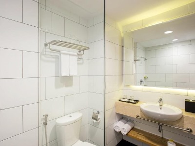 bathroom 1 - hotel swiss-belinn singkawang - singkawang, indonesia