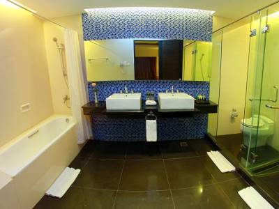 bathroom - hotel premier basko - padang, indonesia