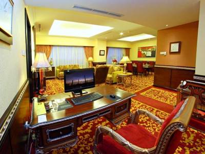 suite 1 - hotel premier basko - padang, indonesia