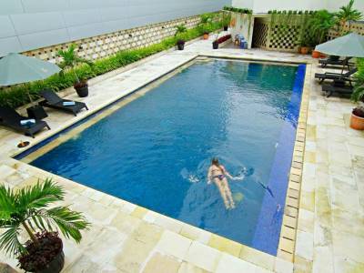 outdoor pool - hotel premier basko - padang, indonesia