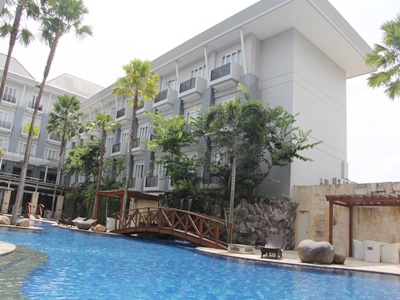 outdoor pool - hotel swiss-belhotel danum - palangka raya, indonesia