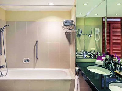 bathroom - hotel mercure jakarta kota - jakarta, indonesia