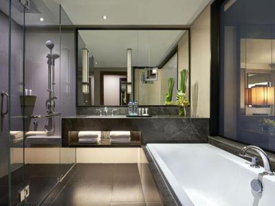 bathroom - hotel artotel suites mangkuluhur - jakarta, indonesia