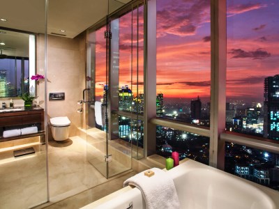 bathroom - hotel ascott kuningan - jakarta, indonesia