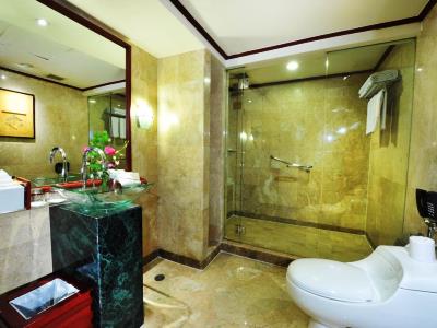bathroom - hotel borobudur jakarta - jakarta, indonesia