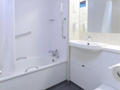 bathroom - hotel travelodge cork airport - cork, ireland