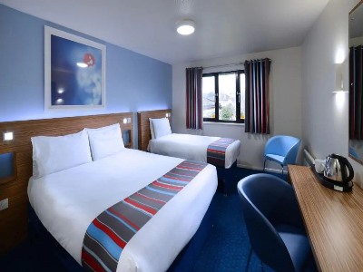 bedroom - hotel travelodge cork airport - cork, ireland