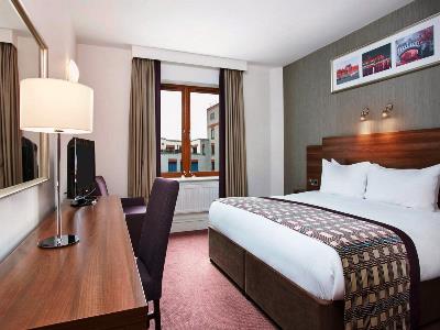 bedroom 1 - hotel leonardo hotel dublin christchurch - dublin, ireland
