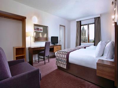 bedroom 2 - hotel leonardo hotel dublin christchurch - dublin, ireland